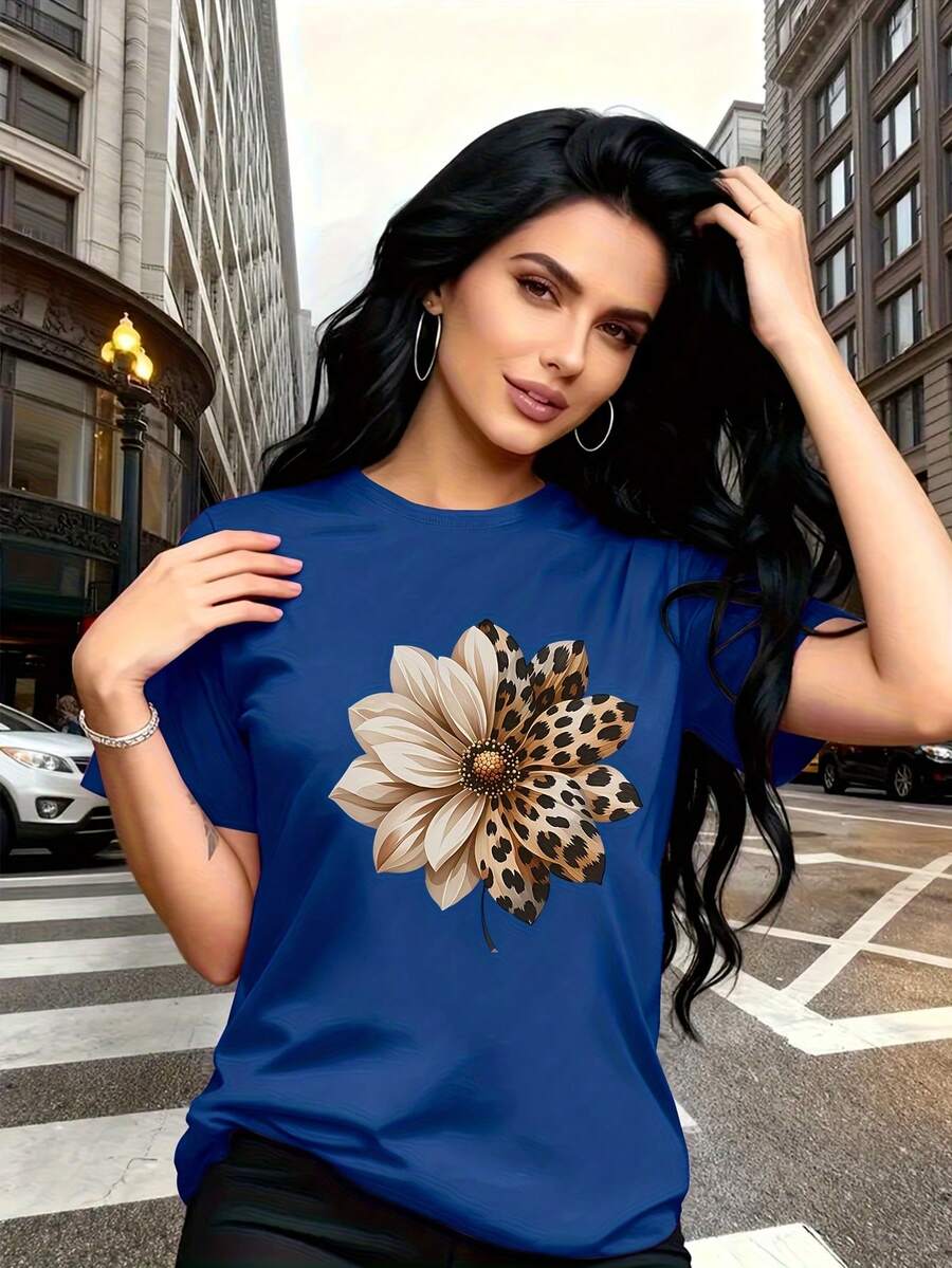 The Floral Pattern With Leopard Print Elements Is And Stylish. This Simple Women's Short-Sleeved, Crew-Neck T-Shirt Is Casual And Versatile, Suitable For Leisure, Travel, Vacations, And Other Activities. 100% Cotton. - 藍色 - 查看 1