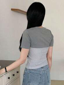 Camiseta de mujer de manga corta con bloqueo de color de empalme envuelto, Crop Tops de mujer a cuadros - Gris - Ver 3