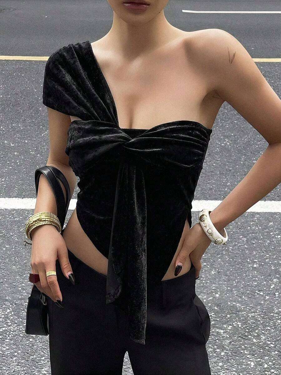 Top camisero sexy de hombros descubiertos para mujeres, nuevo diseño de verano, ajustado con detalles de pliegues asimétricos, largo corto - Negro - Ver 1