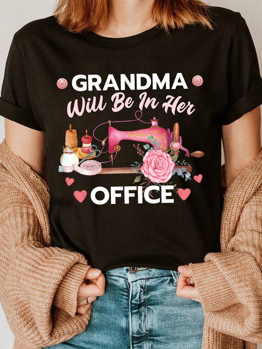 Soft Fabric T-Shirt With Sewing Machine And Pink Flower Print, Letter Print Cotton T-Shirt, Casual Short Sleeve Round Neck Top For Summer And Spring, Fashionable T-Shirt For Women. - 黑色 - 查看 1