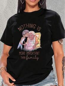 Illustration Depicting Intergenerational Love With A Message About Family Unity And The Value Of Sharing Authentic Moments That Reflect Tenderness And Affection; Comfortable And Casual Women's T-Shirt For Everyday Wear - 黑色 - 查看 6