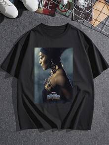 La imagen muestra una figura envuelta en un ambiente místico con aire de fortaleza y elegancia destacando una postura poderosa que simboliza determinación y orgullo cultural camiseta de mujer  cómoda transpirable ideal para uso casual o urbano - Negro - Ver 3