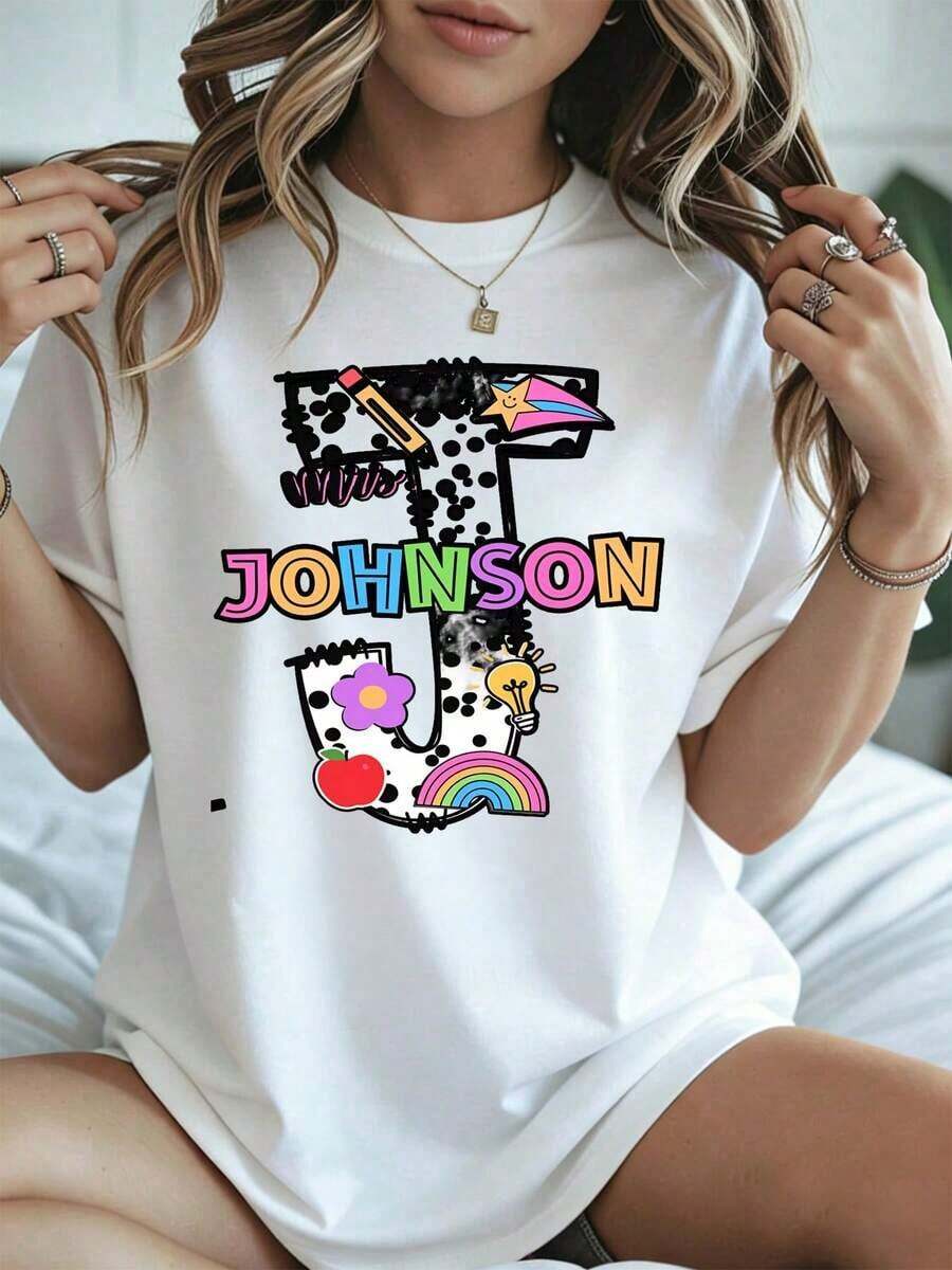 Camiseta Personalizada para Maestra con Nombre Personalizado, Sra. Johnson, con Estampado Colorido de Temática Escolar, Ropa Casual Blanca para Mujer, Verano - Blanco - Ver 1