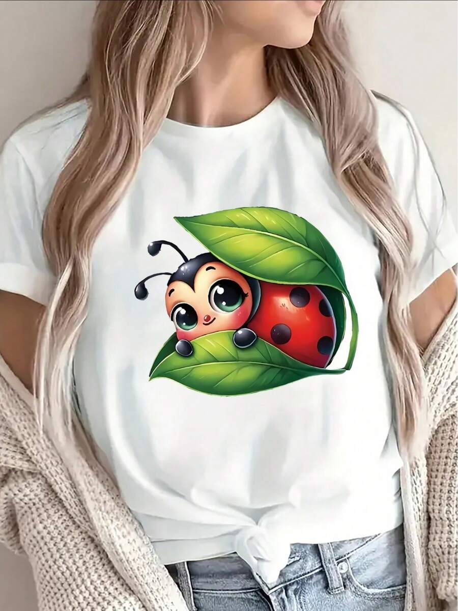 Soft 100% Cotton T-Shirt. Women's Black Short-Sleeved T-Shirt With A Ladybug Print On A Leaf. Lightweight And Durable, Perfect For Casual Wear At Home Or Outdoor Activities. Breathable Cotton T-Shirt That Goes With Everything. - 白色 - 查看 1