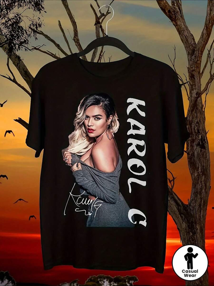 Camiseta de Hombre con Letras Firmadas Oficialmente por Carol G - Camiseta de Manga Corta con Estampado de la Estrella del Pop Latino y el Nombre de Carol G, Diseño Cómodo de Cuello Redondo, Adecuada para Mercancía de Conciertos, Uso Diario y Regalos para Fans. Ideal para Fiestas y Uso Diario, Perfecta para Vacaciones y Tiempo de Ocio, Ideal para Fiestas y Vacaciones Familiares, Moda Urbana, Atuendo de Fiesta, Ropa Casual de Verano. - Negro - Ver 1