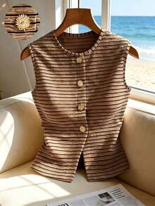 Elegante y versátil top de punto a rayas, apropiado para ir a la oficina, salir de fiesta o uso casual.Cuello redondo, sin mangas, con decoración de botones metálicos. - Caqui - Ver 1