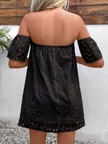 Vestido de verano de unicolor para mujer con hombros abiertos, con patrón bordado calado, mini vestido corto para vacaciones y playa - Negro - Ver 2