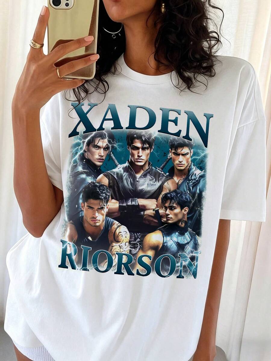Överdimensionerad vit T-shirt med collagemönster av karaktärer från boken "Fourth Wing" av Xaden Riorson, för fans av fantasy och romantik. - Vitt - Visa 1