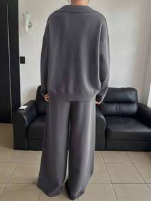 Conjunto de 2 piezas de suéter holgado de cuello vuelto de unicolor y pantalones de pierna ancha para mujer, otoño - Gris Oscuro - Ver 2