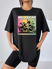 Gráfico colorido con banda tocando instrumentos y transmitiendo energía y alegría musical en un fondo degradado que evoca espíritu retro de concierto y libertad camiseta de mujer  cómoda y moderna para uso diario - Negro - Ver 6