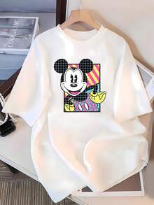 Gráfico colorido con figura sonriente de ratón clásico en estilo pop art con patrones geométricos y tonos vibrantes que transmiten alegría y energía perfecta para un look moderno camiseta de mujer  casual cómoda - Blanco - Ver 3