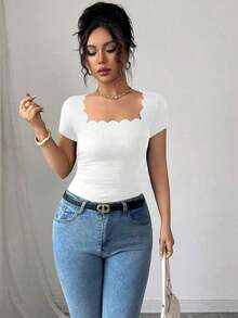 Nueva camiseta de mujer de manga corta con cuello cuadrado, dobladillo ondulado negro y fruncido lateral, versátil para el verano - Blanco - Ver 7