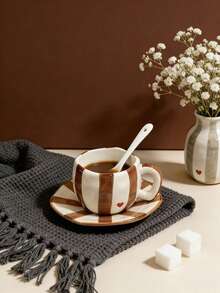 1 Set Taza de Café y Plato de Cerámica con Borde Ondulado y Rayas en Forma de Corazón de 300ml, Hecho de Cerámica de Alta Calidad sin Plomo, Taza con Asa Resistente al Calor, Apto para Lavavajillas. Perfecto para Disfrutar de Varias Bebidas, Se Puede Usar como Taza de Jugo, Taza de Avena, Taza de Café, Etc., También Adecuado como Set de Regalo o Útiles Escolares. También Se Puede Usar como Regalo de Inauguración de Casa, Regalo de Boda - Multicolor - Ver 9
