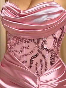 Đầm ngủ satin màu hồng thanh lịch với phần thân áo có gọng và đường xẻ cao, kiểu dáng trang trọng quyến rũ. - Hồng - Xem 8