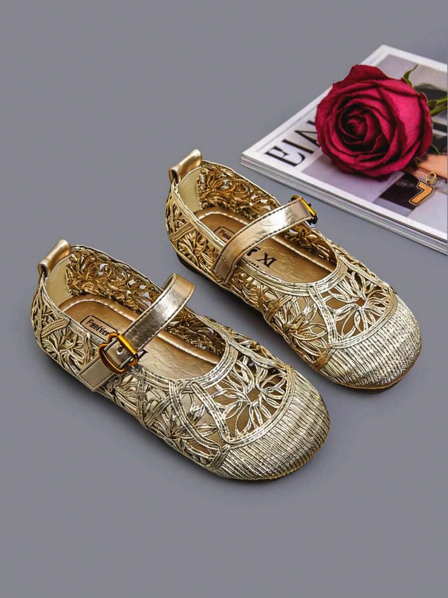 1双时尚童鞋,金色女童平底鞋,魔术贴搭扣,镂空蕾丝亮面设计,防滑耐磨鞋底,适合夏季郊游、宴会、聚会、派对、节日、休闲度假等场合。 - 金色 - 查看 1