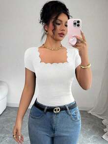 Nueva camiseta de mujer de manga corta con cuello cuadrado, dobladillo ondulado negro y fruncido lateral, versátil para el verano - Blanco - Ver 8
