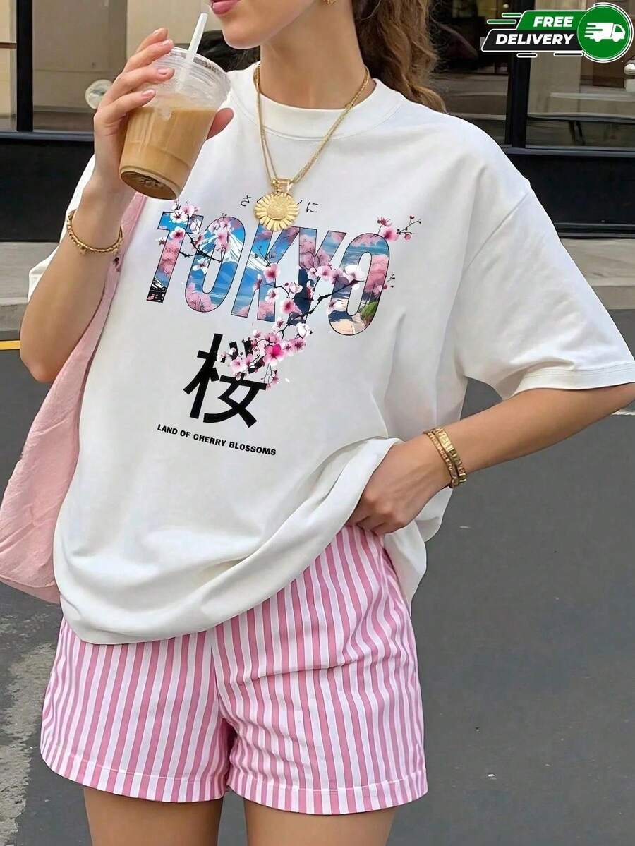 Camiseta de manga corta para mujer con cuello redondo, corte holgado, con estampado de letras "TOKYO", caracteres japoneses, flores de cerezo y paisaje urbano, apta para uso diario, salidas casuales, fines de semana, vacaciones, viajes y actividades al aire libre, fabricada en poliéster, de estilo casual urbano juvenil, ideal para usar en primavera y verano. Envío nacional dentro del país. - Blanco - Ver 1