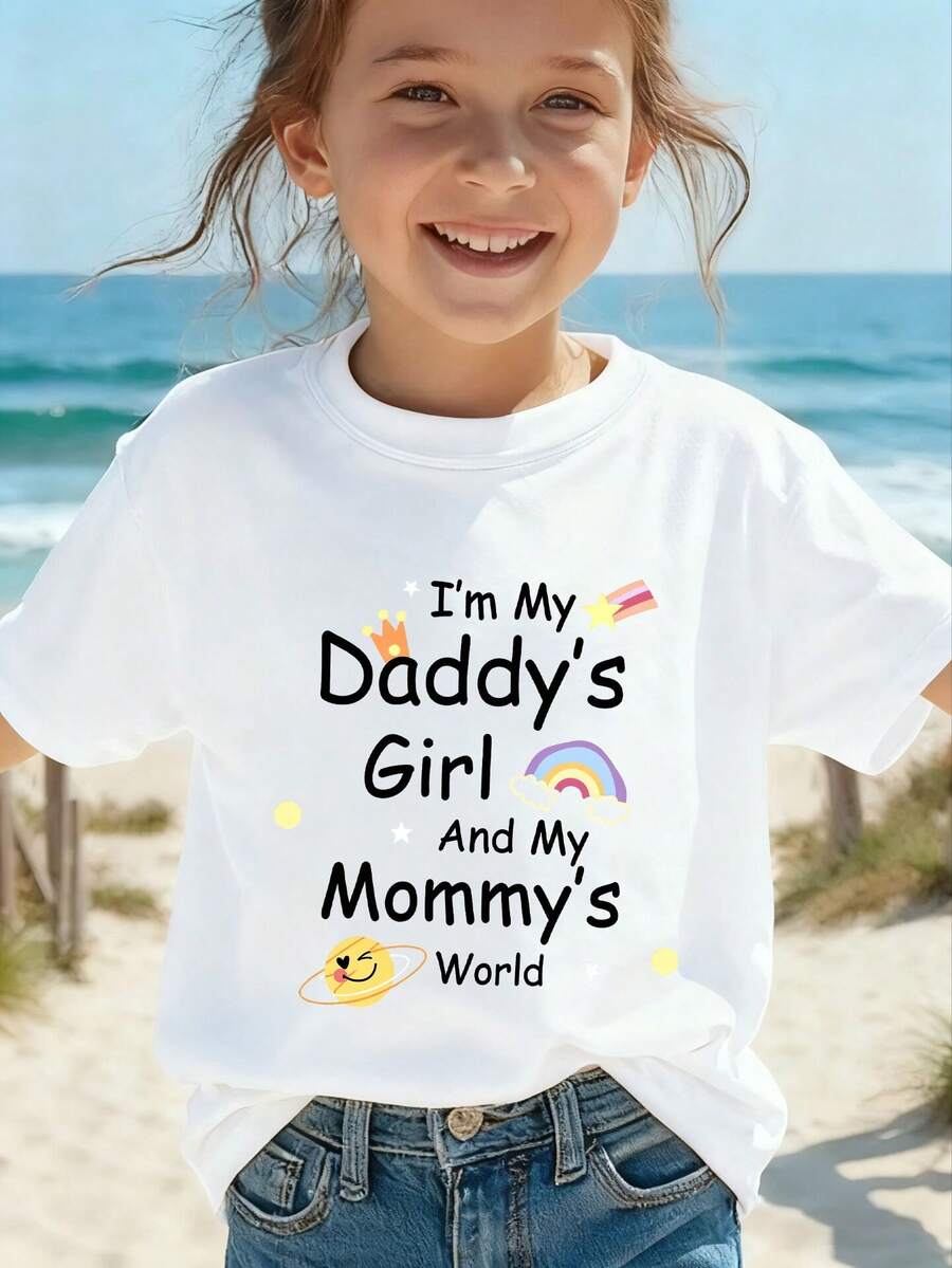 1 camiseta para niñas con la frase "I'M MY DADDY'S GIRL" y divertidas letras de dibujos animados, cuello redondo, mangas cortas, perfecta para uso diario y ocasiones especiales como el Día del Padre. 180g, 100% algodón. - Blanco - Ver 1