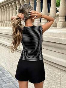 Elegante y versátil top de punto a rayas, apropiado para ir a la oficina, salir de fiesta o uso casual.Cuello redondo, sin mangas, con decoración de botones metálicos. - Negro - Ver 2