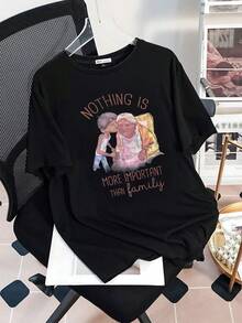 Ilustración que muestra el amor entre generaciones simbolizando el valor eterno de la familia y la conexión entre abuela y nieto con mensaje positivo sobre la unión familiar camiseta de mujer  cómoda y suave para uso diario - Negro - Ver 3