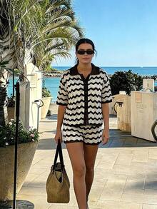 Conjunto de 2 piezas FORYEE 2026 de mujer, con cárdigan de punto de cuello polo de manga corta a rayas y shorts, elegante traje de punto a rayas, adecuado para vacaciones de verano y playa - Marrón - Ver 3