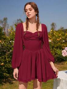 Vestido corto de manga larga con cuello de corazón, manga farol y busto fruncido en blanco - Burdeos - Ver 5