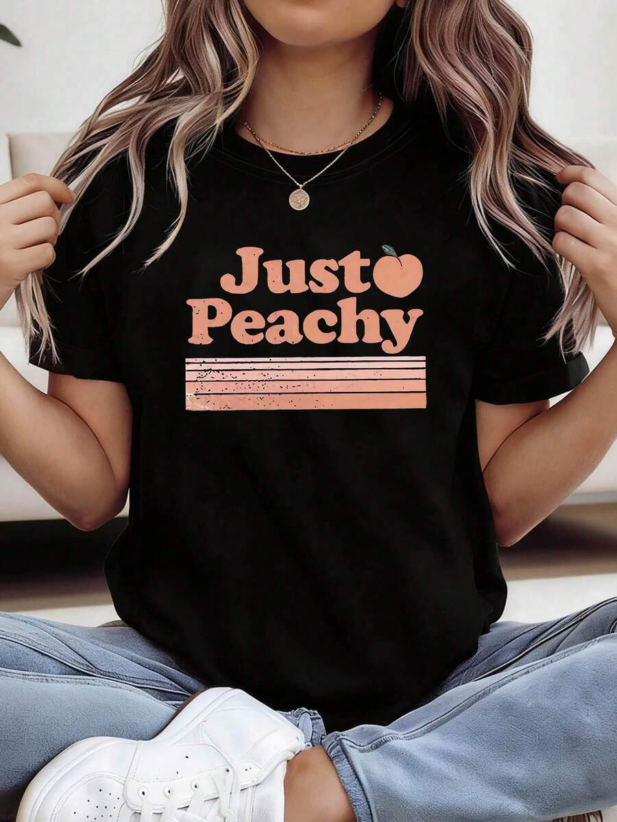 Plus-Size Women's Spring/Summer T-Shirt With A Fun, Retro-Vintage Peach Print. Perfect For Everyday Wear, Get-Togethers With Friends, Picnics, Summer Outings, Or As A Stylish, Photo-Ready Short-Sleeved Top. - 黑色 - 查看 1