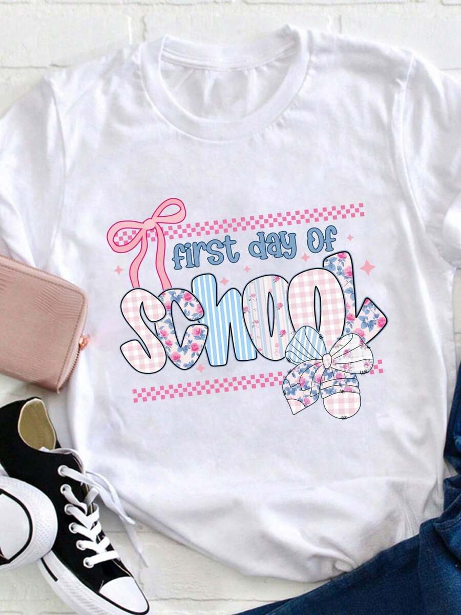 Camiseta de Mujer Estilo Universitario para Regreso a Clases - Camiseta casual de cuello redondo, holgada y de color amarillo claro, con divertidos diseños de letras, estrellas y lazos - Lavable a máquina, adecuada para primavera, verano y otoño, perfecta para el atuendo de maestra, con elegantes fuentes decorativas y tela cómoda. Camiseta de manga corta 100% Algodón. - Blanco - Ver 1