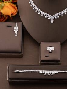 1 Conjunto de Joias Elegantes e de Luxo com Zircônia Cúbica e Pérola Falsa, Incluindo 1 Par de Brincos, 1 Colar, 1 Pulseira, 1 Anel, Adequado para Casamento e Ocasiões Formais, Excluindo a Caixa de Presente - Prata - Visão 3