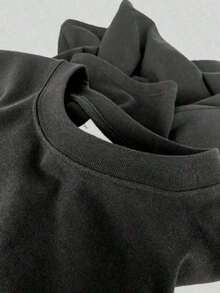 100% Pure Cotton, Breathable And Gentle On The Skin. Classic Crew Neck Design, Slim Fit, And Flattering For All Body Types. Fashionable Print With A Minimalist Style And High-Quality Finish. Unisex Design Perfect For Matching Outfits, Ideal For Everyday Wear, Dates, Leisure, And Streetwear – Versatile And Timeless. - 黑色 - 查看 5
