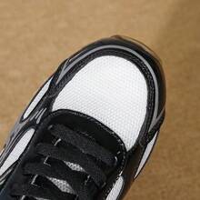 Black & White Striped Design Sneakers, Soft Sole Non-Slip Durable, Suitable For Work, Shopping, Running, Daily Wear - Black and White - View 9