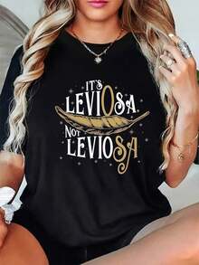 Camiseta temática única de moda 'It's Leviosa not Leviosa' de algodón suave y cómodo para aficionados al cine y fanáticos de la magia en estilo casual, disponible en talla S, M, L y en color negro. Ideal para reuniones informales y eventos temáticos. Prenda de temporada que añade creatividad a tu guardarropa, disponible en la categoría de ropa y complementos, destacada en  y búsqueda popular de ropa geek. - Negro - Ver 1