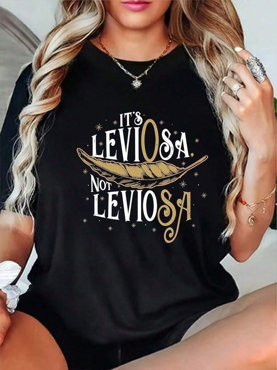 Camiseta temática única de moda 'It's Leviosa not Leviosa' de algodón suave y cómodo para aficionados al cine y fanáticos de la magia en estilo casual, disponible en talla S, M, L y en color negro. Ideal para reuniones informales y eventos temáticos. Prenda de temporada que añade creatividad a tu guardarropa, disponible en la categoría de ropa y complementos, destacada en y búsqueda popular de ropa geek. - Negro - Ver 1