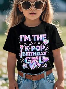 Ligera y transpirable, esta divertida camiseta de cumpleaños de K-Pop para niños es perfecta tanto para niños como para niñas. Es una camiseta gráfica de cuello redondo adecuada para estudiantes de primaria. - Negro - Ver 2
