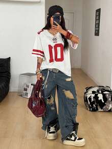 Camiseta de jersey de fútbol de cuello en V oversize de manga caída con estampado de letras para mujer, estilo de pareja - Blanco - Ver 2
