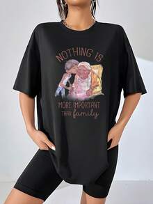 Ilustración que muestra el amor entre generaciones simbolizando el valor eterno de la familia y la conexión entre abuela y nieto con mensaje positivo sobre la unión familiar camiseta de mujer  cómoda y suave para uso diario - Negro - Ver 6