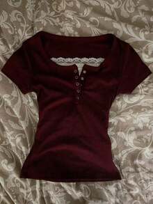 Camiseta de manga corta con cremallera frontal de 2 vías y adorno de encaje para mujer - Burdeos - Ver 3
