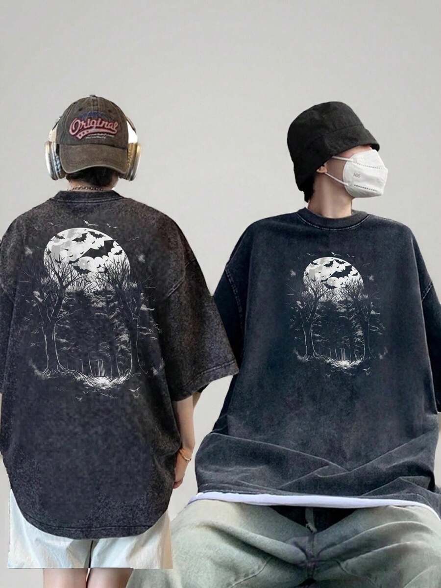 Camiseta Negra Holgada Lavada Estilo Vintage Unisex con Estampado de Noche de Bosque con Luz de Luna, Murciélago y Árbol, Patrón Gótico de Murciélago Vampiro, Camiseta de Disfraz Temático de Bruja para Halloween, Camiseta para Fiesta de Terror, Ropa de Estética Oscura, Regalo para Entusiastas de los Vampiros, Camiseta Temática de Halloween - Negro - Ver 1