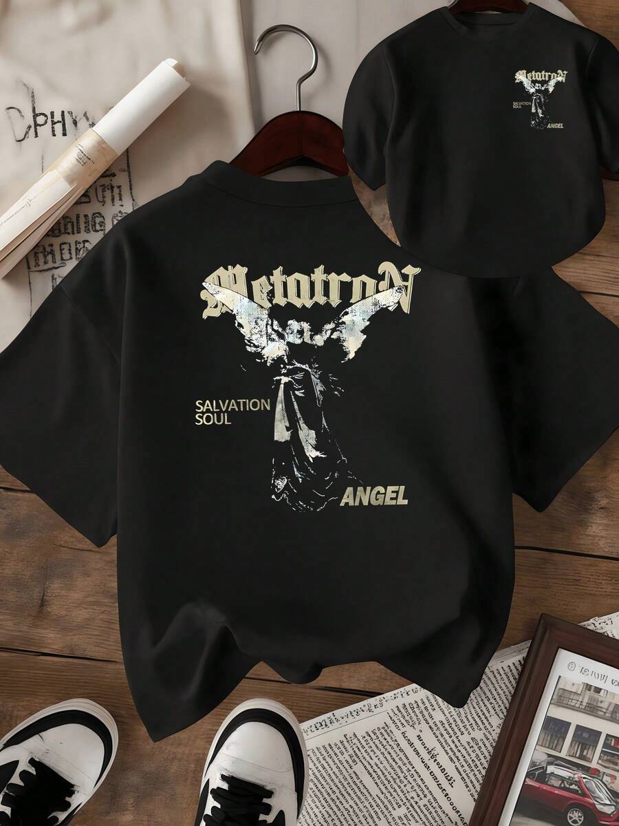 Figura celestial con alas extendidas que simboliza la protección espiritual y la fuerza interior acompañada por palabras que evocan redención y esperanza uniendo luz y oscuridad en equilibrio camiseta de mujer de doble cara moderna - Negro - Ver 1