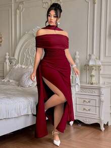 Vestido largo de fiesta elegante y ajustado con hombros descubiertos y abertura para mujer de talla grande, ideal para fiestas navideñas y ocasiones formales.Disponible en azul marino. - Burdeos - Ver 3