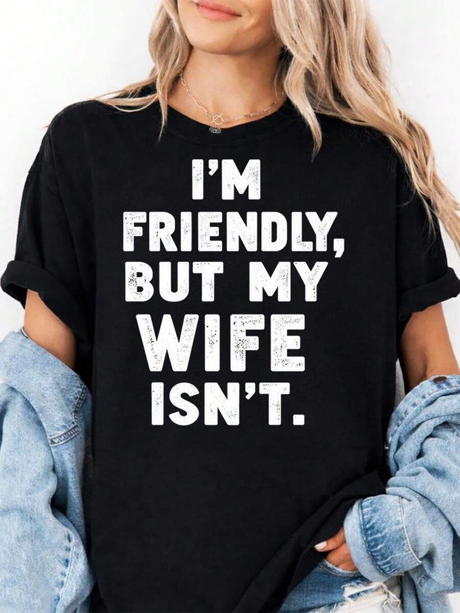 "I'm Friendly, But My Wife Isn't" T-Shirt - A Funny Warning Gift For Husbands, A Graphic Tee With Sarcastic Humor About Marriage. This Unisex 220g Pure Cotton Tee Is The Ideal Weight For All Seasons And Is Suitable For Both Men And Women. The Durable, High-Quality Fabric Is Soft To The Touch And Long-Lasting. It's Also Breathable. Perfect For Women's Spring And Summer, Holidays, Mother's Day, And Independence Day. - 黑色 - 查看 1