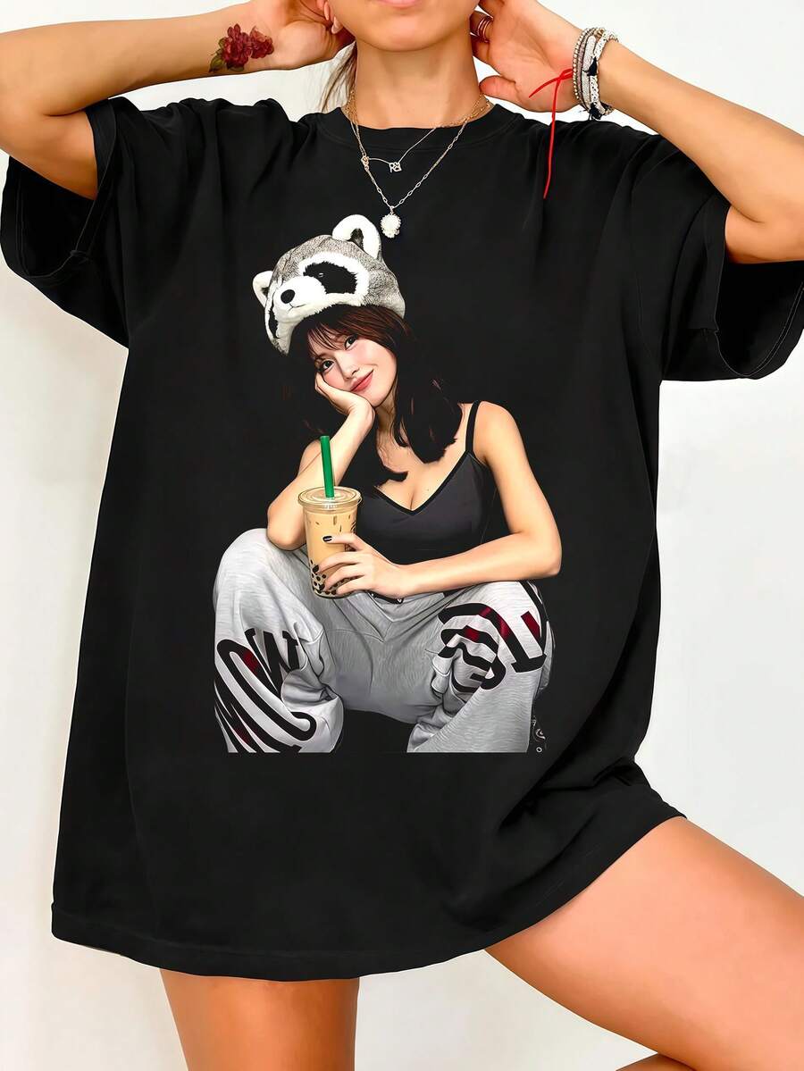 Twic.e Momo tvättbjörn Boba söt foto-t-shirt. Svart bomulls-t-shirt med kort ärm och vintagetryck. - Svart - Visa 1