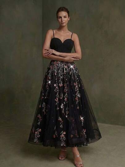 Elegante vestido formal negro sin mangas para mujer, con escote en forma de corazón, detalles bordados, combinado con falda de malla acampanada, adecuado para fiestas