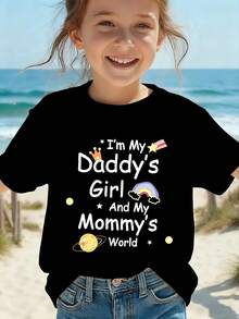 1 camiseta para niñas con la frase "I'M MY DADDY'S GIRL" y divertidas letras de dibujos animados, cuello redondo, mangas cortas, perfecta para uso diario y ocasiones especiales como el Día del Padre. 180g, 100% algodón. - Negro - Ver 6