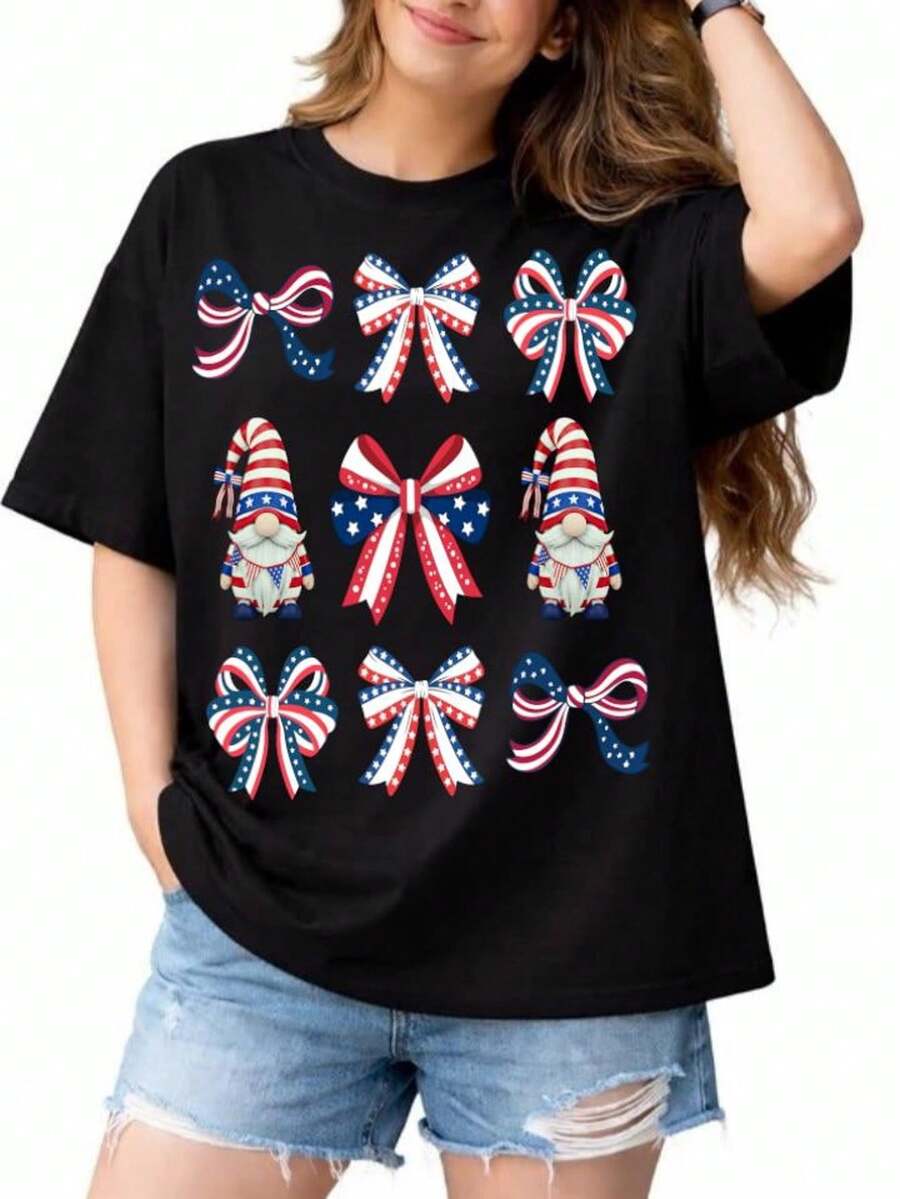 Camiseta patriótica con gnomo y lazo, camiseta del 4 de julio para mujer, camiseta con lazo de la USAF1lag, atuendo del Día de la Independencia, camiseta de verano. Camiseta unisex de algodón puro de 220 g, peso ideal para todas las estaciones, adecuada tanto para hombres como para mujeres. Tejido duradero de alta calidad, suave al tacto y de larga duración. Parte superior transpirable. Adecuada para la primavera y el verano de la mujer, vacaciones, Día de la Madre, Día de la Independencia. - Negro - Ver 1