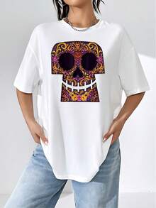 Calavera colorida con flores y guitarras que simboliza la alegría y el recuerdo de la vida, inspirada en el arte del Día de los Muertos y en la conexión con las raíces culturales camiseta de mujer  casual cómoda y moderna - Blanco - Ver 1