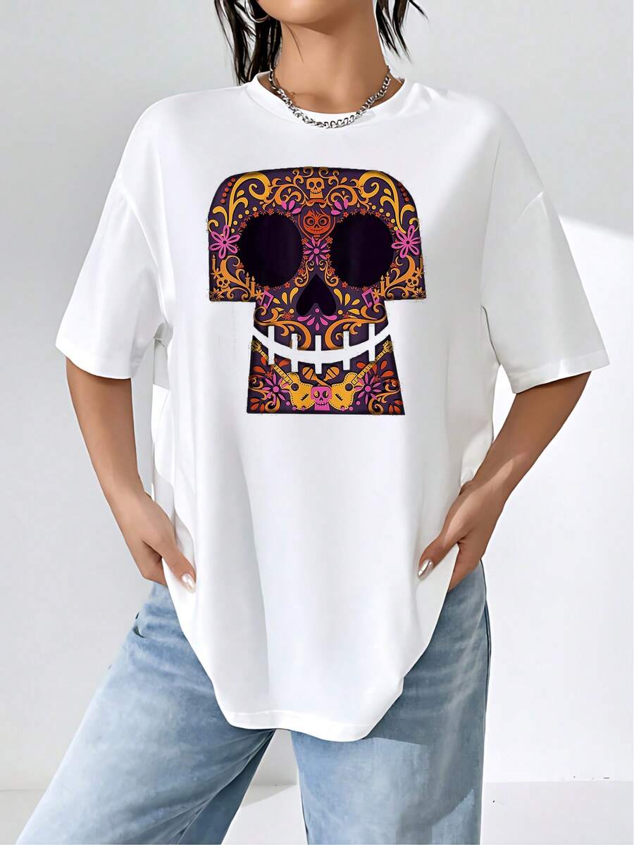 Calavera colorida con flores y guitarras que simboliza la alegría y el recuerdo de la vida, inspirada en el arte del Día de los Muertos y en la conexión con las raíces culturales camiseta de mujer casual cómoda y moderna - Blanco - Ver 1