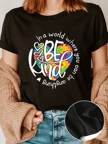 Elegante camiseta de uso diario con estampado "Be Kind", de cuello redondo y manga corta, top casual para verano y primavera, camiseta de moda chic para mujer. - Negro - Ver 2