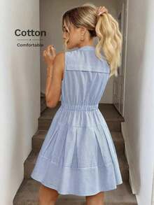Vestido casual y elegante de mini longitud sin mangas, con cuello alto, cierre con botones, cintura elástica y pliegues en la falda en tela de algodón a rayas, para vacaciones - Rojo y blanco - Ver 8