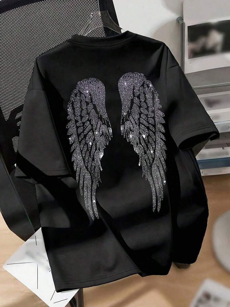 1 pieza de camiseta holgada y transpirable para verano, camiseta negra de manga corta con un diseño visual tridimensional estampado de alas de ángel con diamantes brillantes. Es llamativo, creando un aspecto misterioso, genial y elegante, personalizado. Adecuado para uso diario, atuendos urbanos o presentaciones en el escenario, muestra plenamente confianza y encanto único. 180g Algodón 100% - Negro - Ver 1